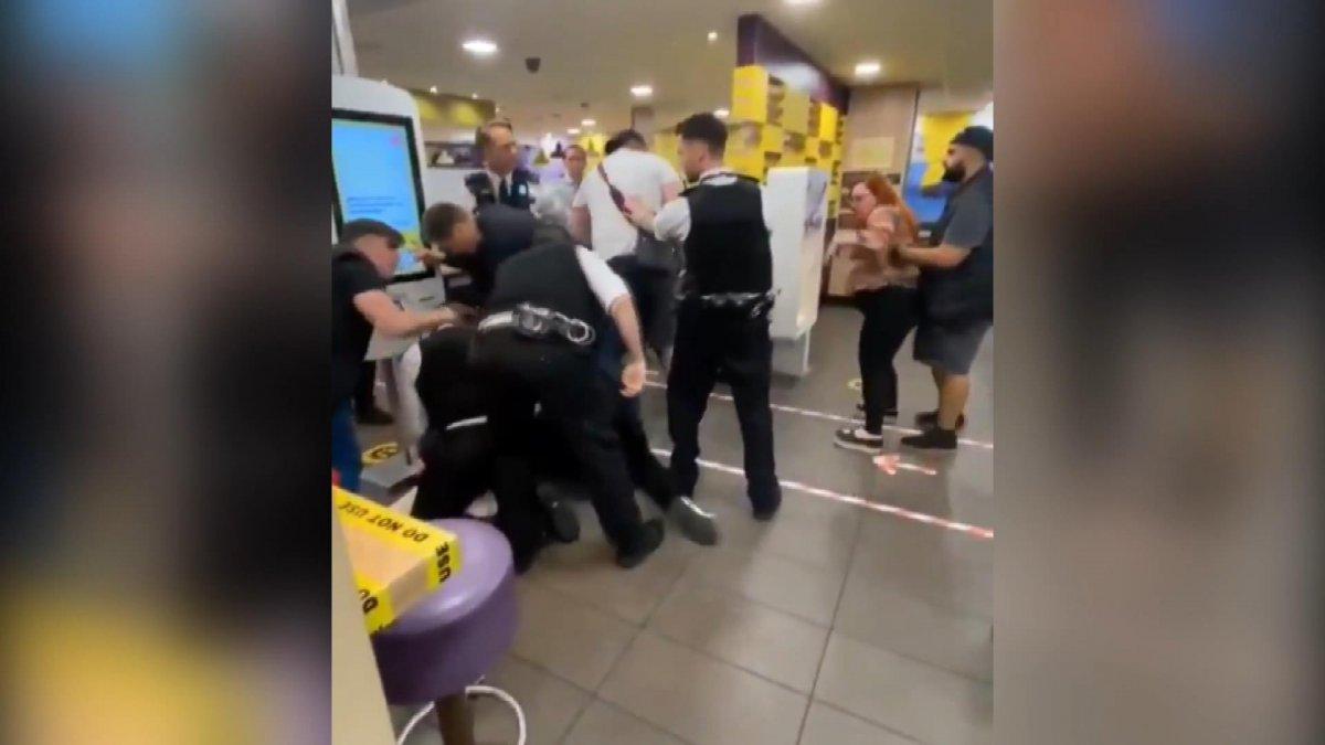 İngiltere’de restoranda çıkan kavgaya şok tabancalı müdahale