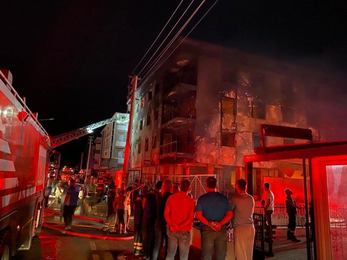 İzmir'de bir apartmanda yangın çıktı