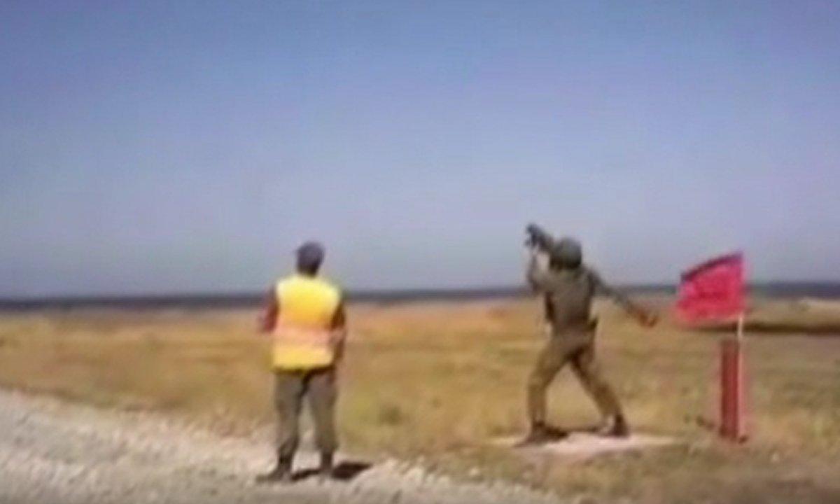 Rus askerinin omzunda patlayan roket