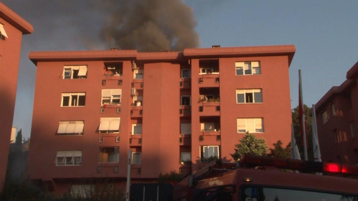 Beşiktaş'ta apartmanın bodrum katında yangın çıktı