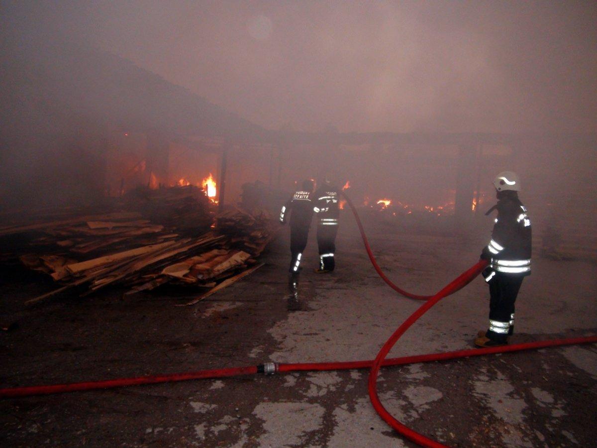 Yozgat'ta kereste fabrikası yandı