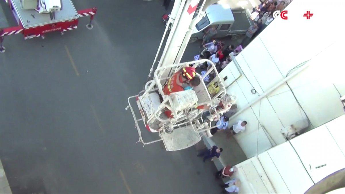 Çin’de pencerenin korkuluğuna sıkışan çocuk kurtarıldı