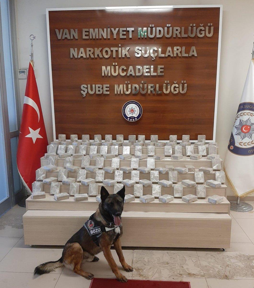 Van'da ‘dur’ ihtarına uymayan otomobilden 56 kilo eroin çıktı