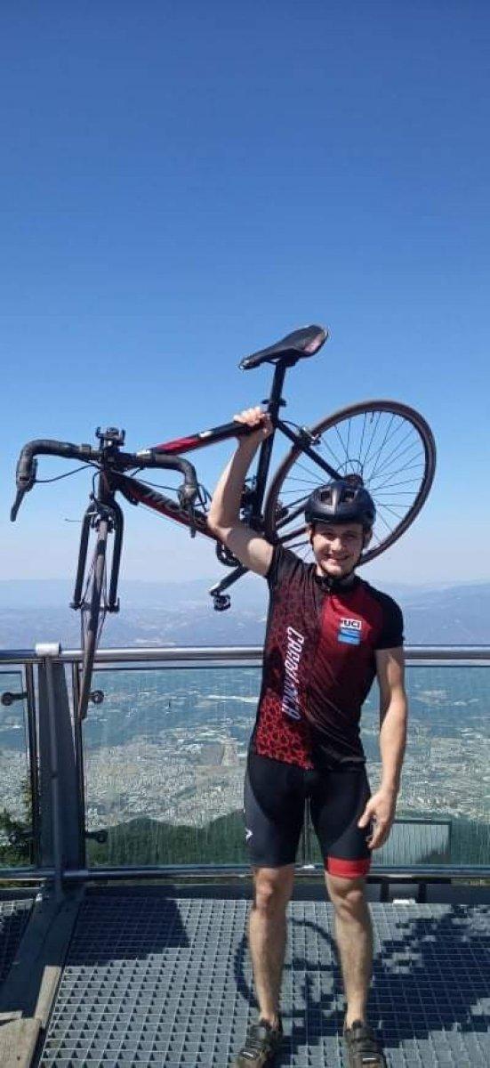 Bursa’da bisikletçi virajı alamadı, bariyerlere girdi