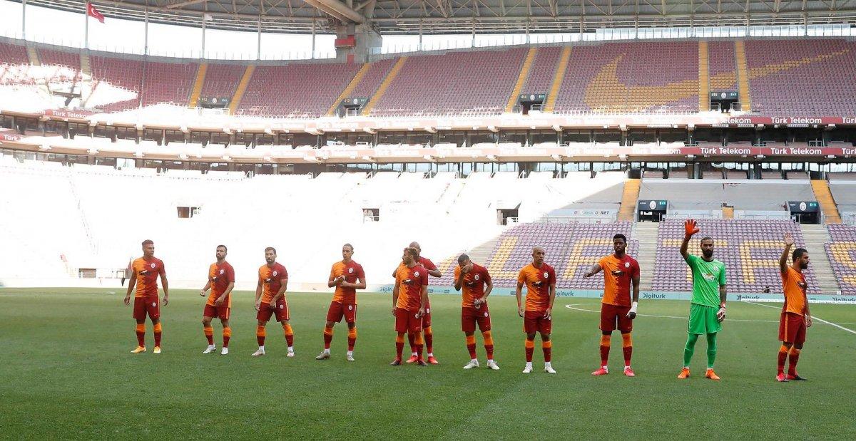 Galatasaray'da 4 futbolcuya lisans çıktı