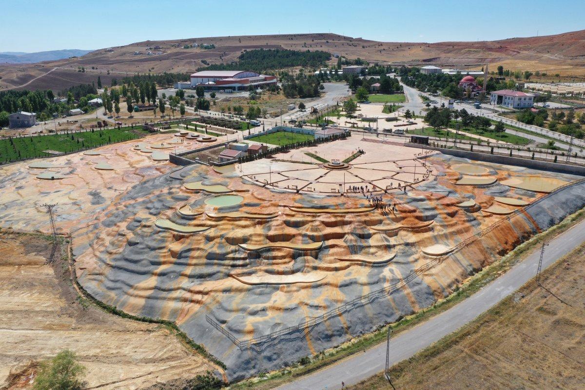 Sivas'ta Pamukkale’ye benzerliğiyle dikkat çeken Altınkale, açılışa gün sayıyor