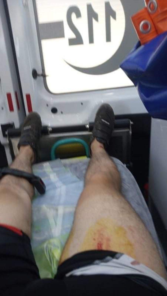 Bursa’da bisikletçi virajı alamadı, bariyerlere girdi