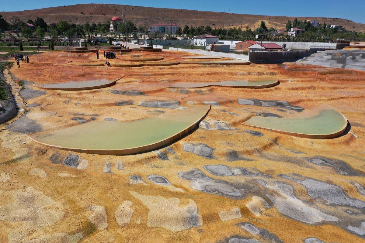 Sivas'ta Pamukkale’ye benzerliğiyle dikkat çeken Altınkale, açılışa gün sayıyor