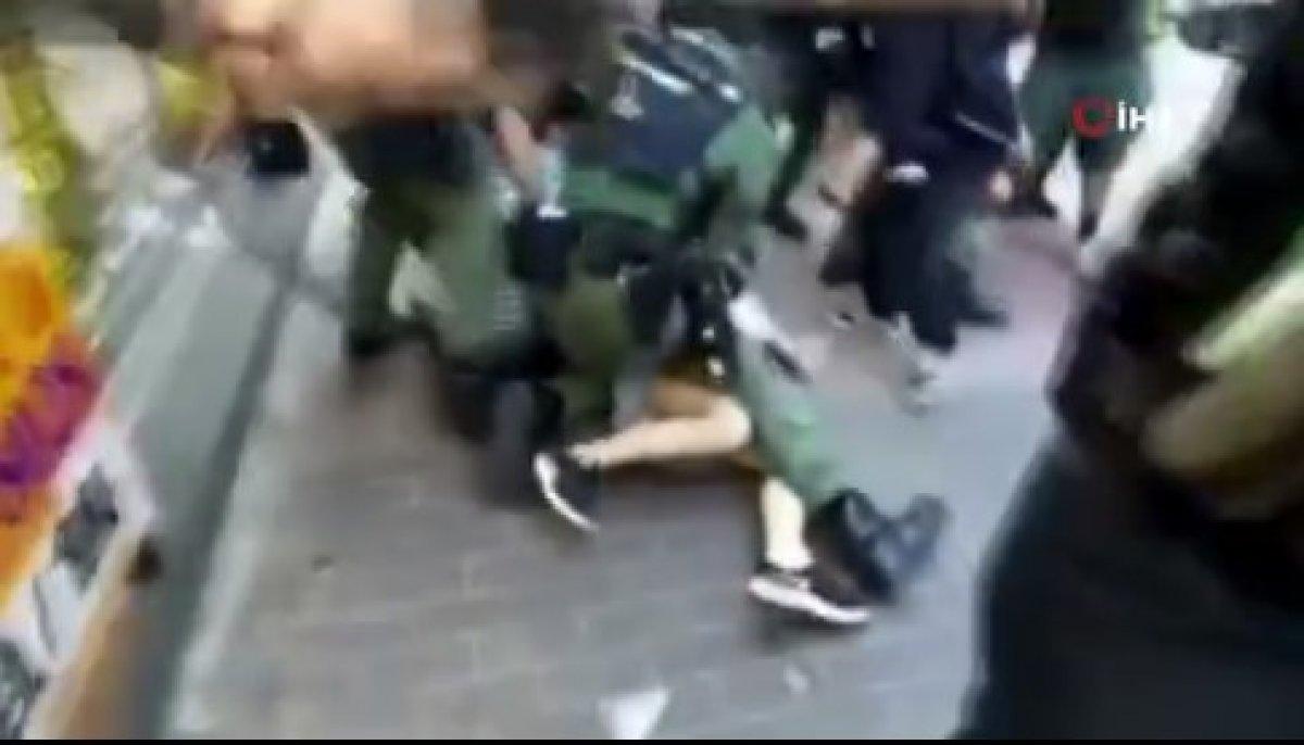 Hong Kong polisi 12 yaşındaki çocuğu yaka paça gözaltına aldı