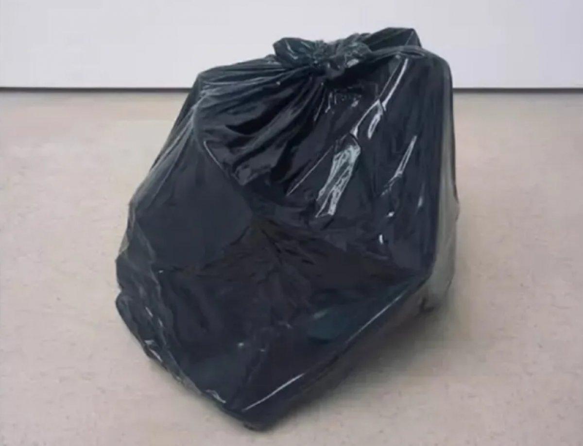 Bir sanat eseri olarak 500 bin TL’den satışa çıkan çöp torbası