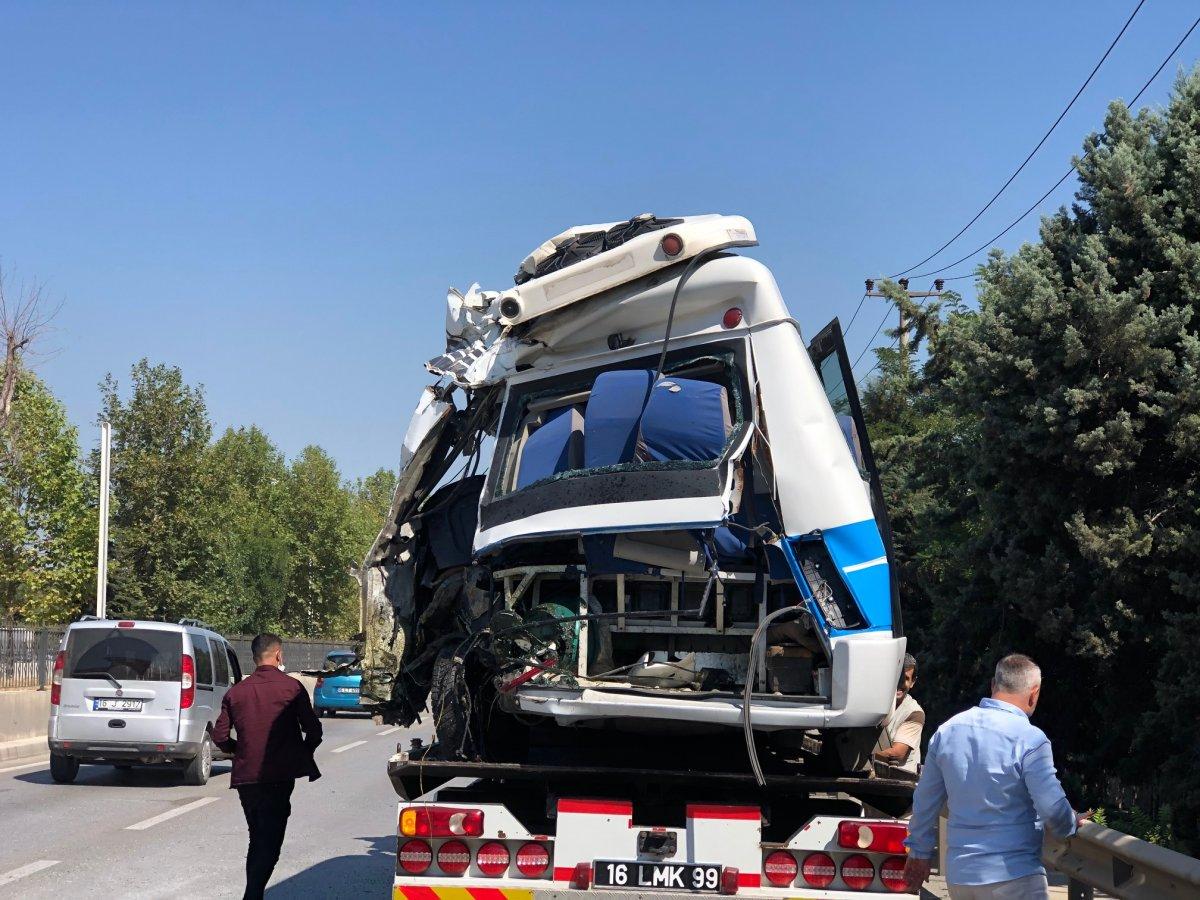 Bursa'da otobüs, minibüse çarptı: 9 yaralı