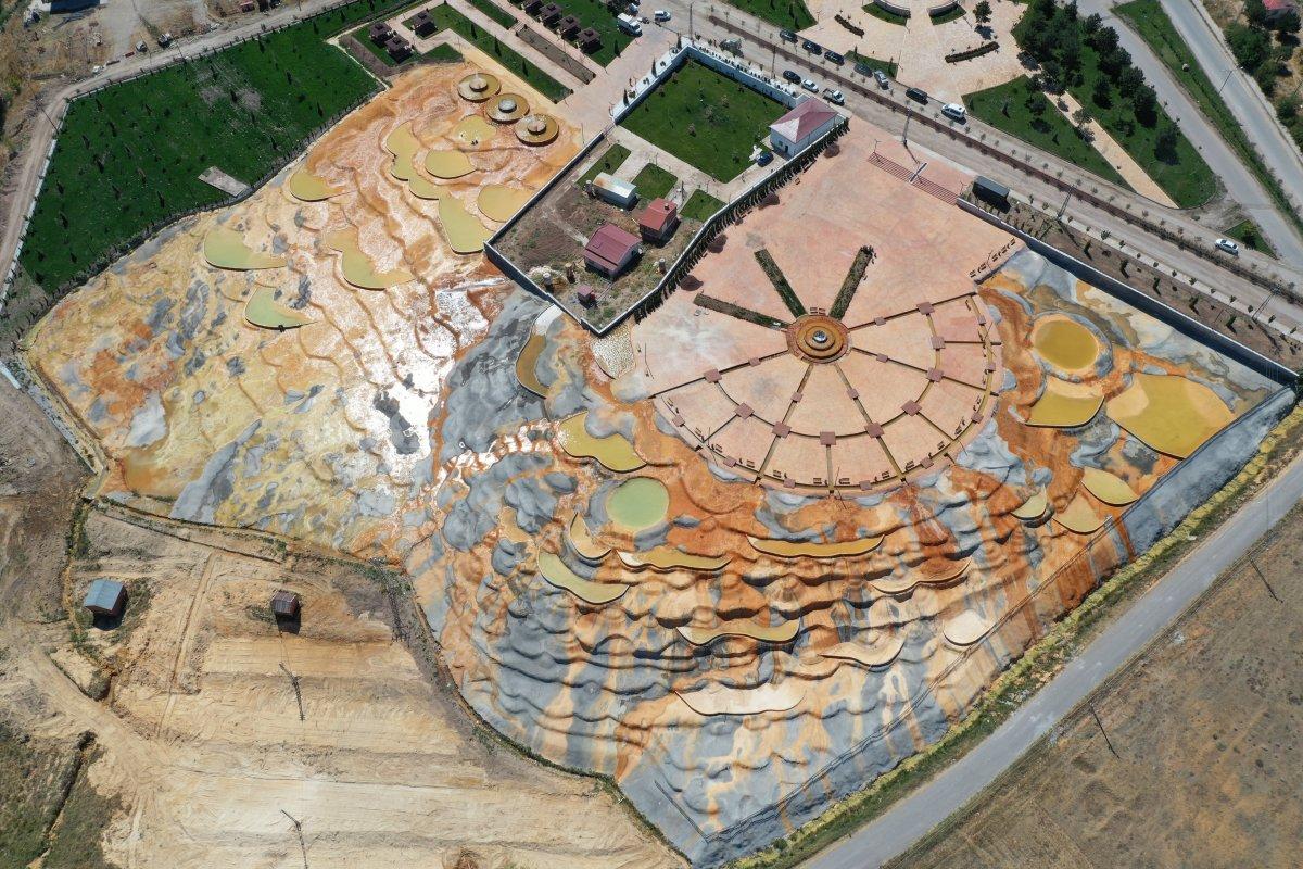 Sivas'ta Pamukkale’ye benzerliğiyle dikkat çeken Altınkale, açılışa gün sayıyor