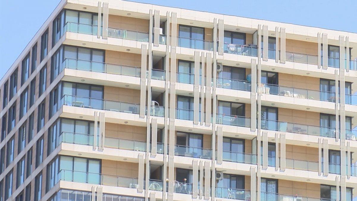 Bahçelievler'de kafasına rezidanstan cam düşen adam öldü