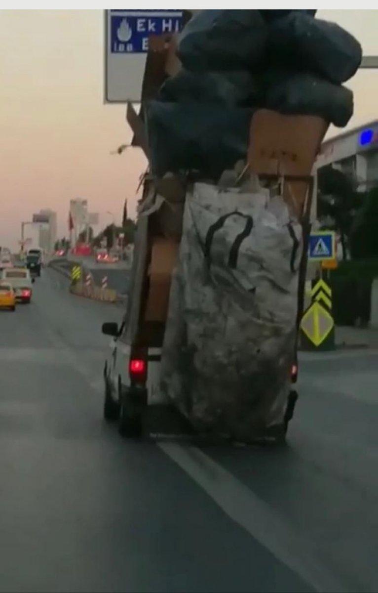 Kasasında karton yığınlarıyla E-5'te ilerleyen otomobil