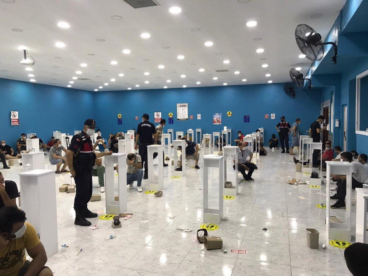 Mersin'de 112 kişi kumar oynarken yakalandı