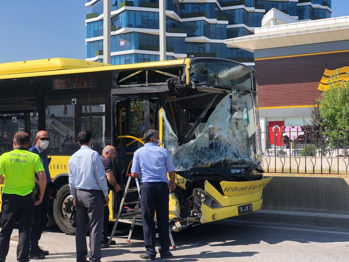 Bursa'da otobüs, minibüse çarptı: 9 yaralı