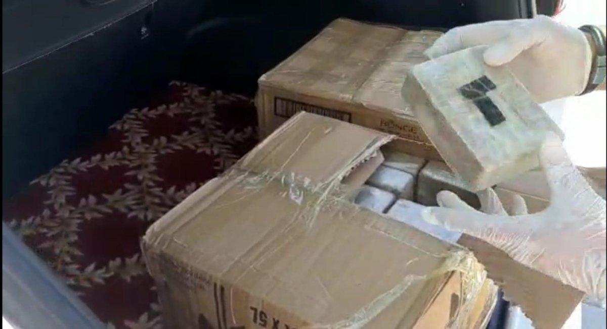 Van'da ‘dur’ ihtarına uymayan otomobilden 56 kilo eroin çıktı