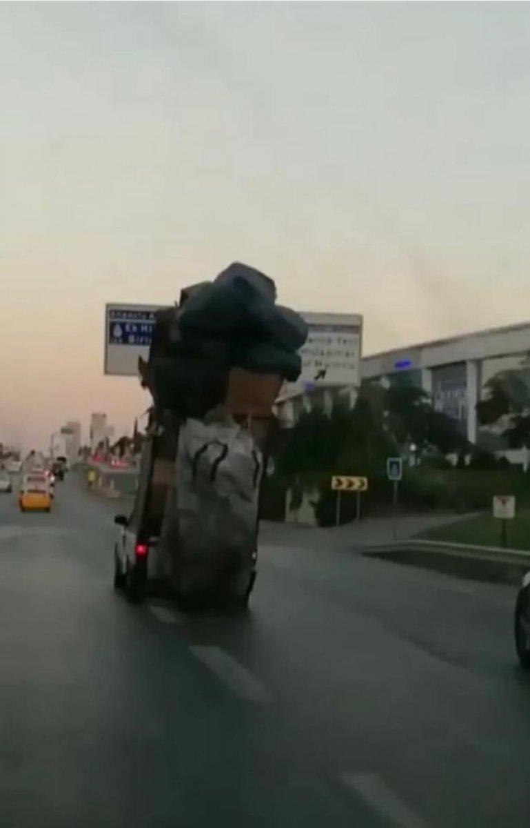 Kasasında karton yığınlarıyla E-5'te ilerleyen otomobil