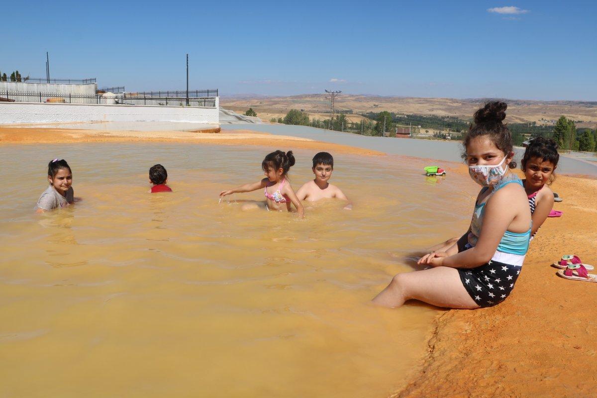 Sivas'ta Pamukkale’ye benzerliğiyle dikkat çeken Altınkale, açılışa gün sayıyor