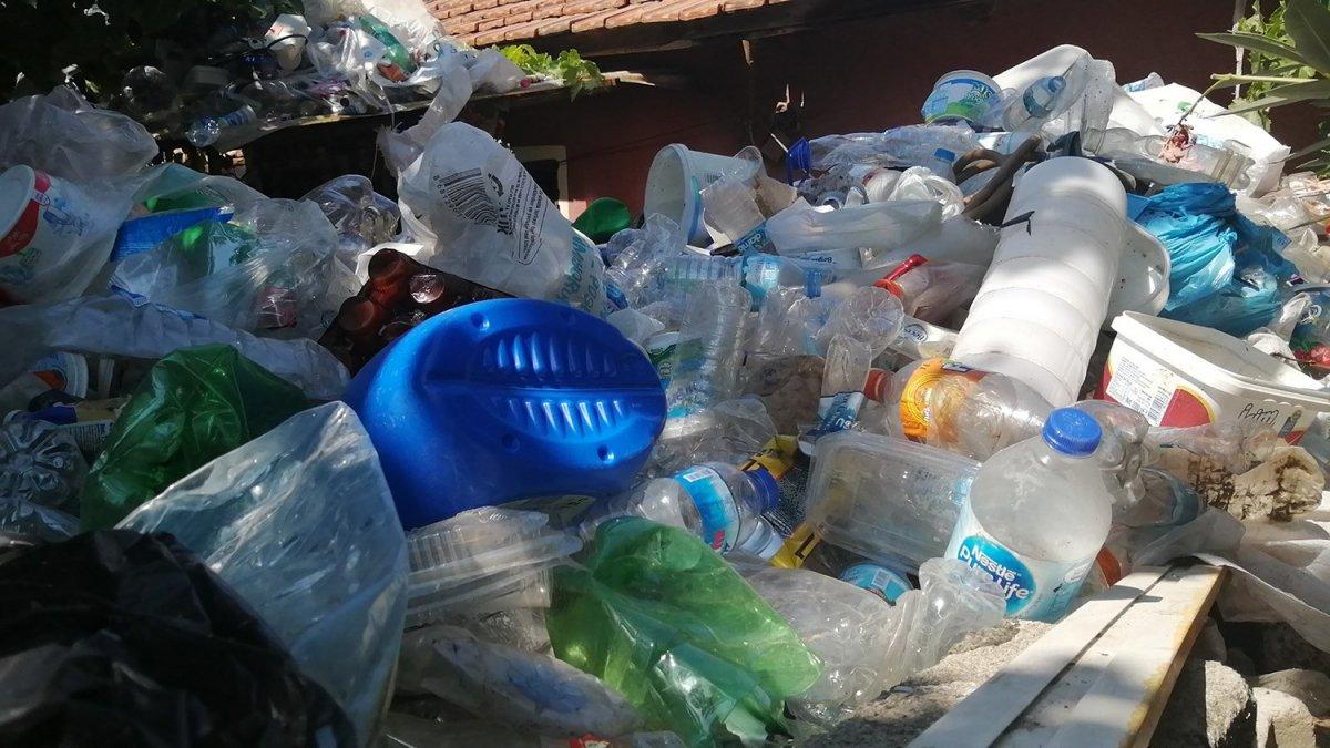 Manisa'da yaşlı adamın evinden 10 kamyon çöp çıktı