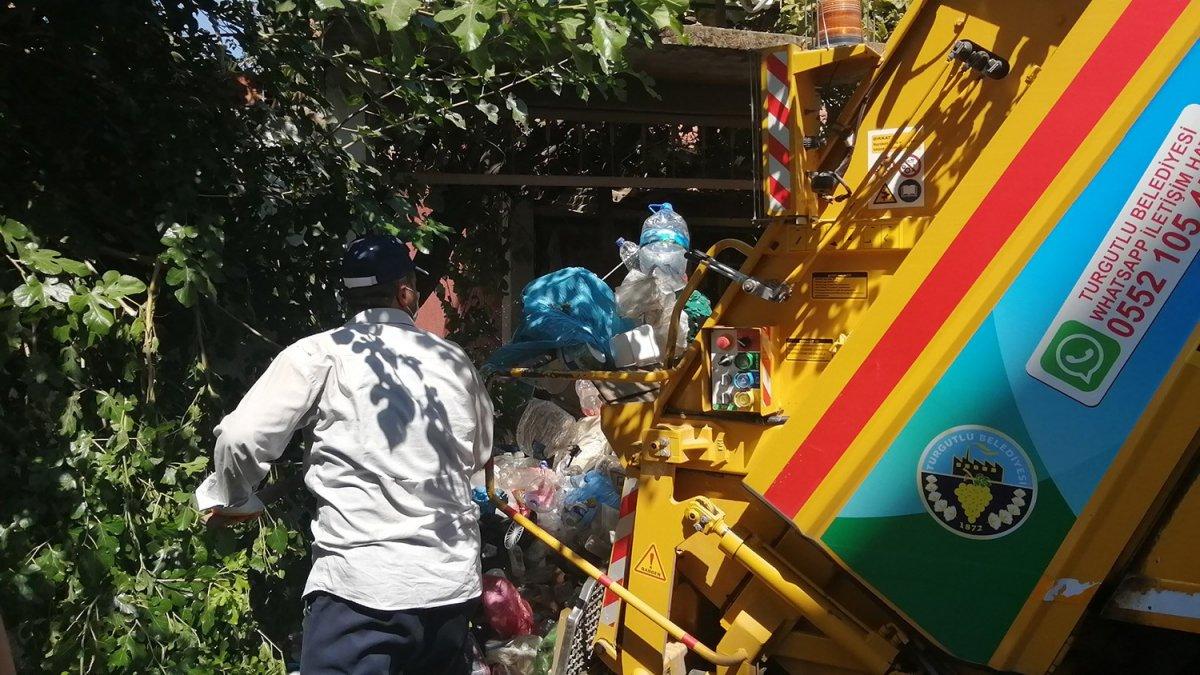 Manisa'da yaşlı adamın evinden 10 kamyon çöp çıktı