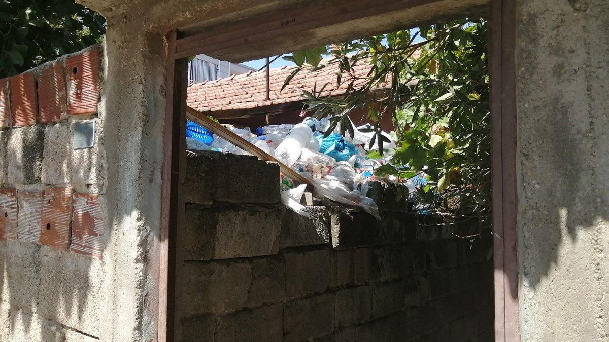 Manisa'da yaşlı adamın evinden 10 kamyon çöp çıktı