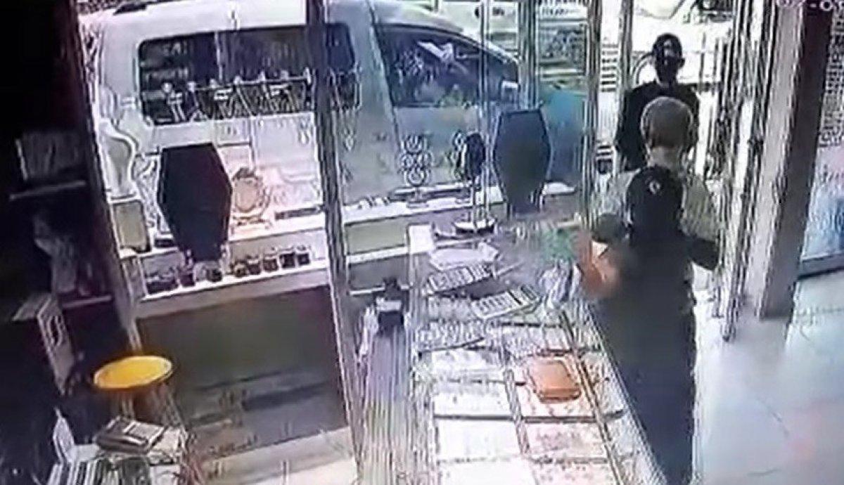 Adana'da iki soyguncu 29 saniyelik soygun yaptı