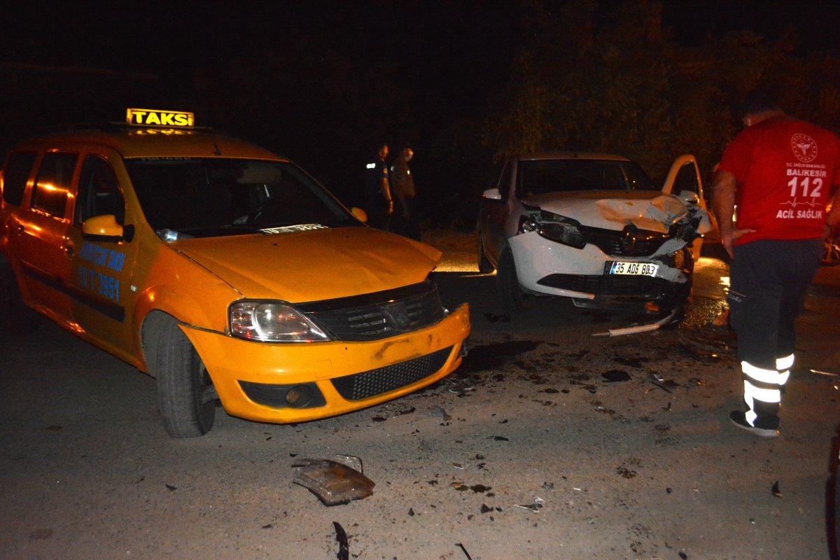 Balıkesir'de alkollü sürücü kaza yapıp olay yerinden kaçtı