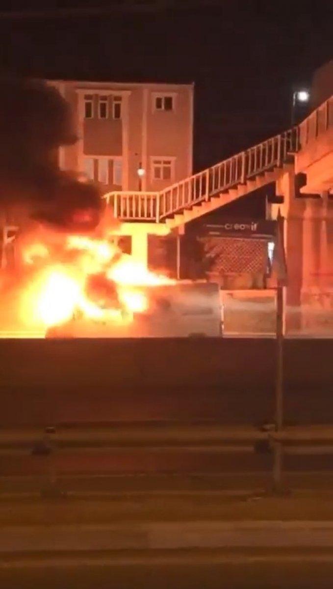 Kocaeli'de minibüs yanarak kül oldu