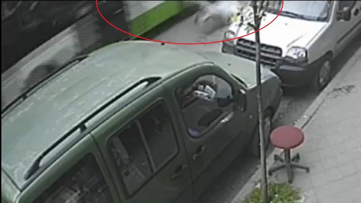 Bursa'da yolcu otobüsünün yaşlı adama çarpma anı