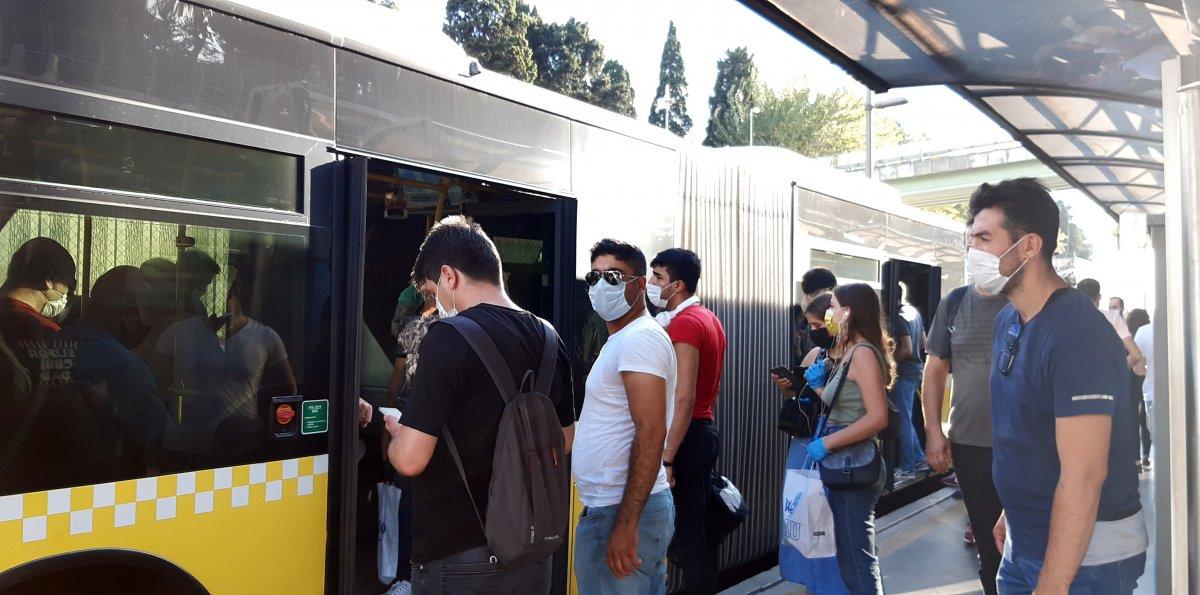 İstanbul'da metrobüslerde koronavirüs umursanmamaya devam ediyor