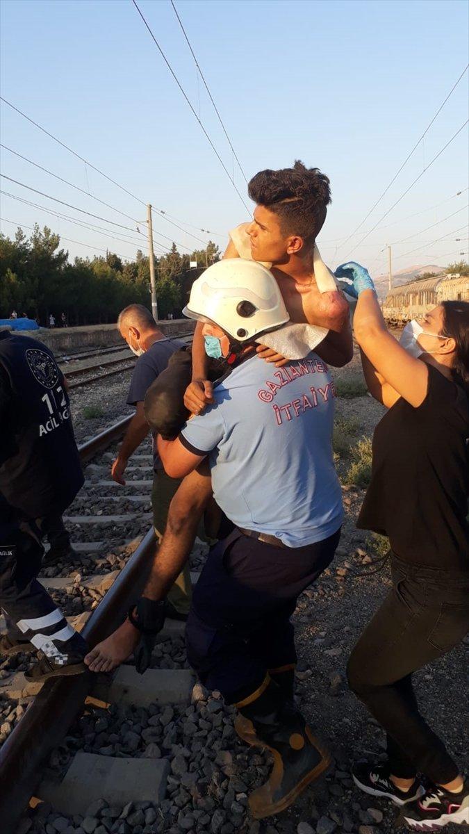 Gaziantep'te vagonun üzerine çıkan 2 genç elektrik akımına kapıldı