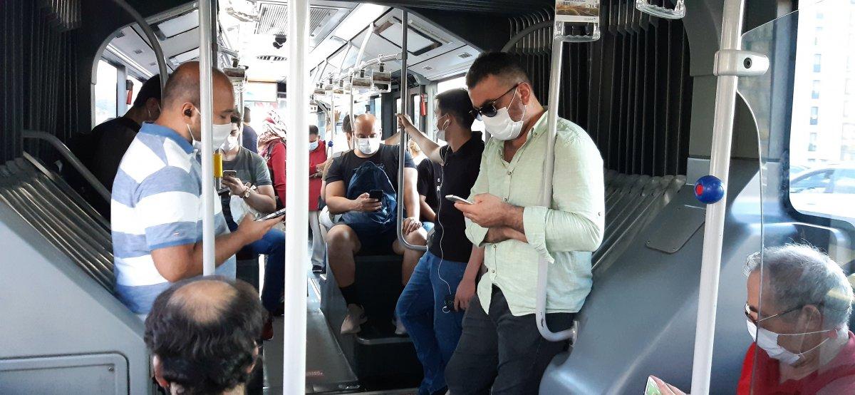 İstanbul'da metrobüslerde koronavirüs umursanmamaya devam ediyor