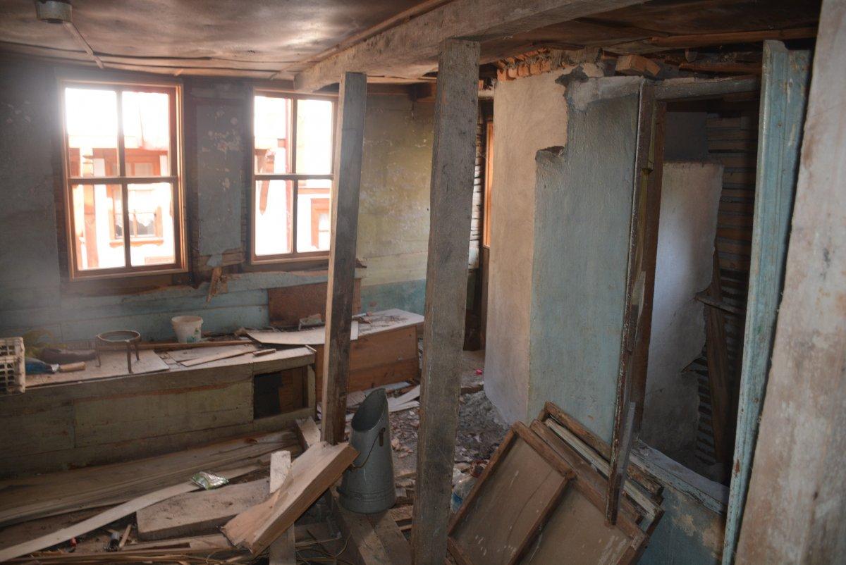 Sinop'ta dışıyla büyüleyen evin içi bakımsızlıktan çürüyor