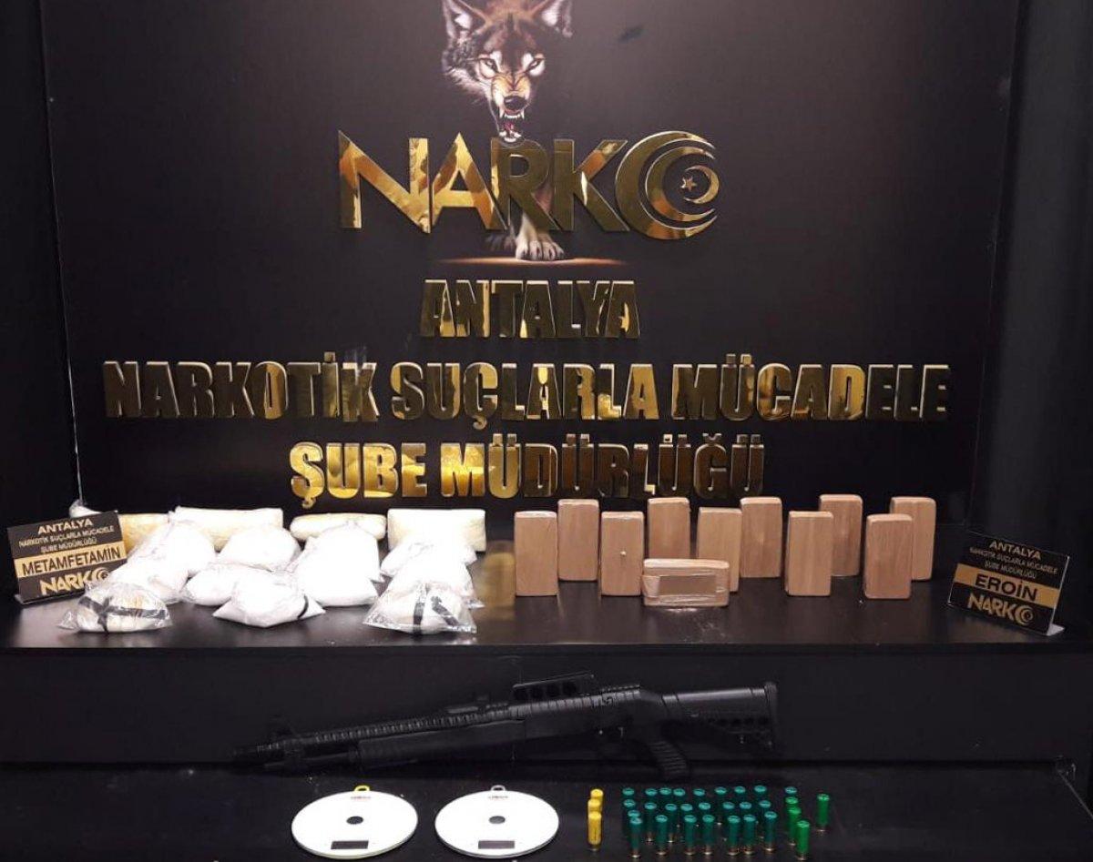 Antalya'da salça kutularının içine gizlenmiş uyuşturucu ele geçirildi