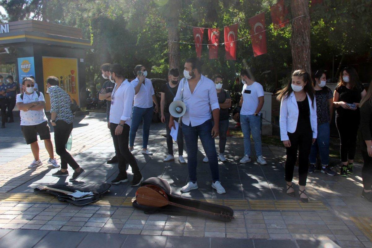 Kayseri'de canlı müziklerin yasaklanmasının ardından müzisyenler eylem yaptı