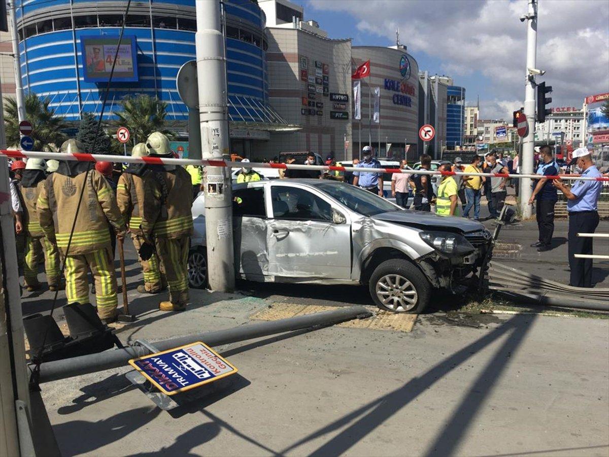 Güngören'de otomobil ile tramvay çarpıştı: 1 yaralı