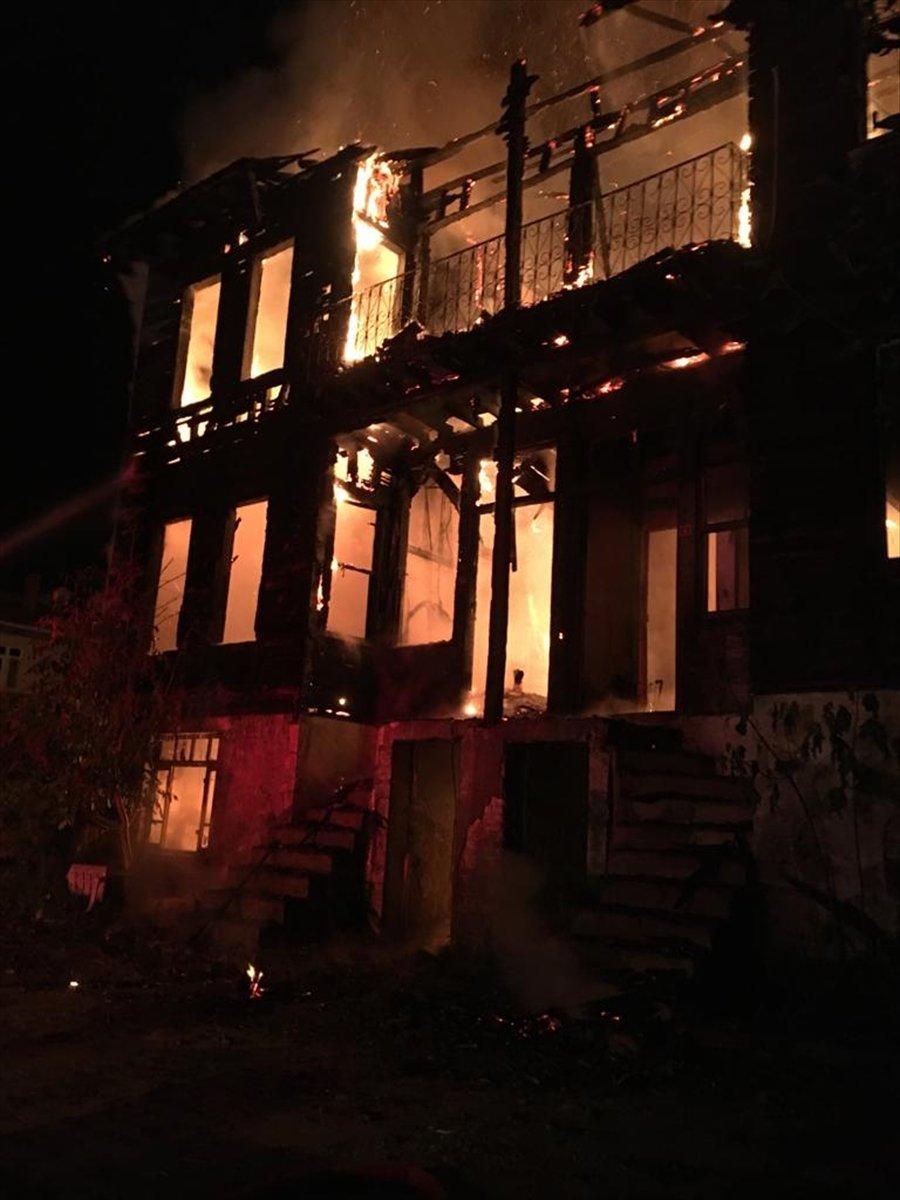 Bartın'da tarihi bina yangında kullanılamaz hale geldi