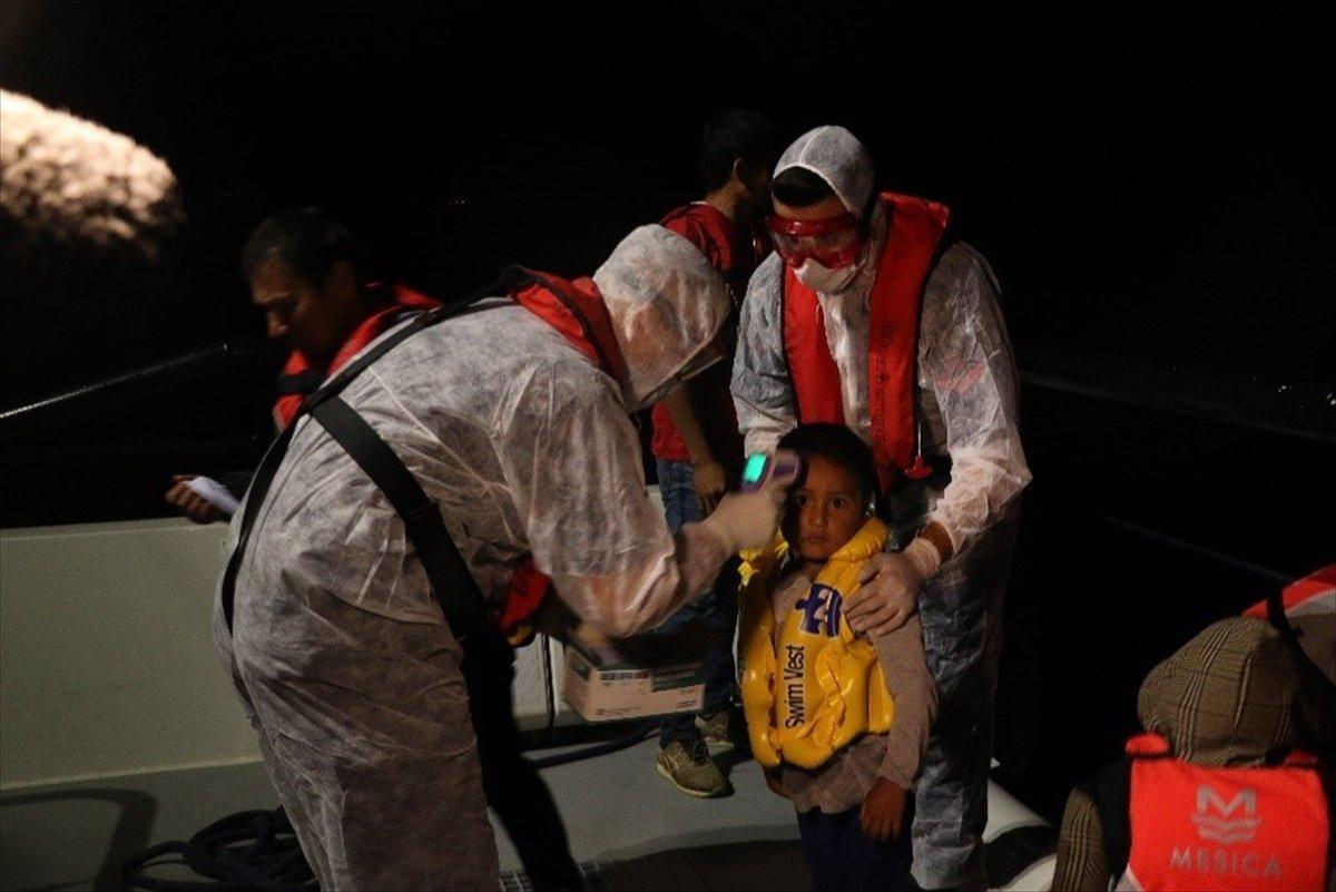 Çanakkale'de motoru arızalanan bottaki sığınmacıları sahil güvenlik kurtardı