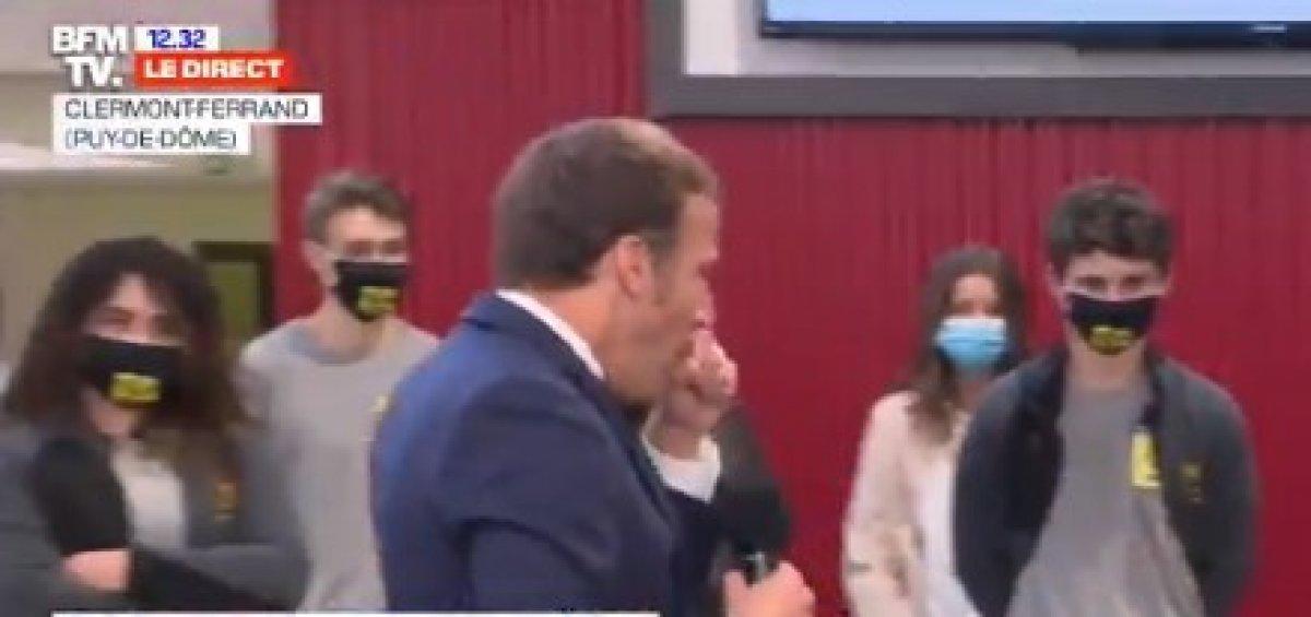 Fransa Cumhurbaşkanı Emmanuel Macron, salgın tedbirlerini anlatırken öksürüğe boğuldu