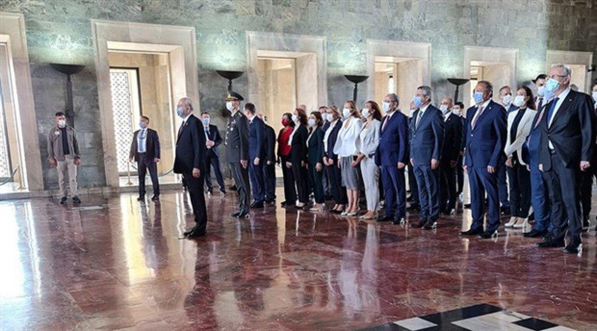 CHP'liler 97'nci kuruluş yıl dönümünde Anıtkabir'i ziyaret etti