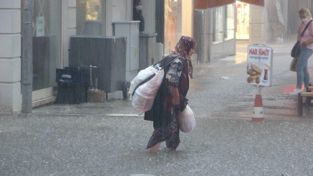 Ordu'da aniden bastıran sağanak yağış, hayatı zorlaştırdı