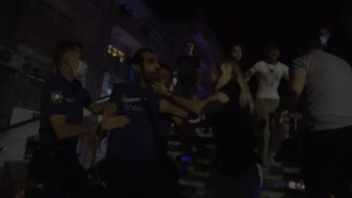 Diyarbakır’da gazeteci ve polislere koronalı kardeşlerden bıçaklı saldırı