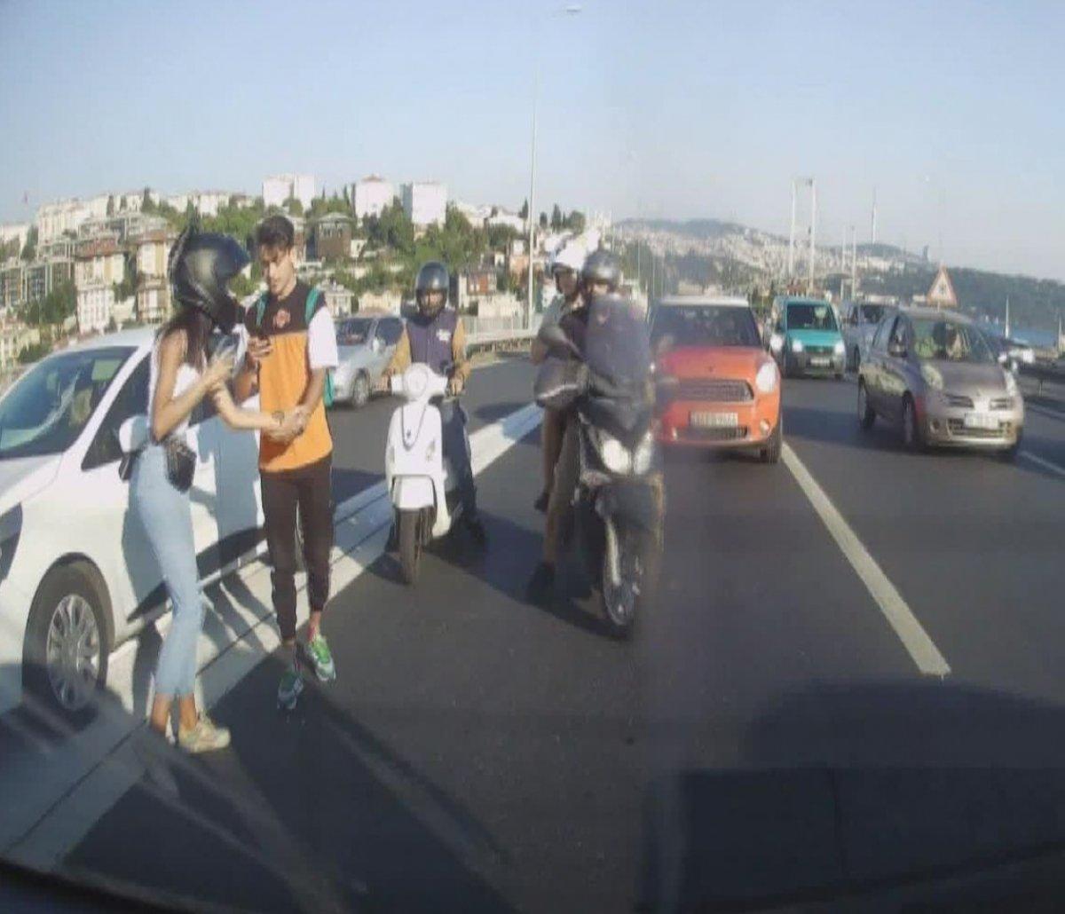 İstanbul'da motosikletli, otomobildeki aileye saldırdı