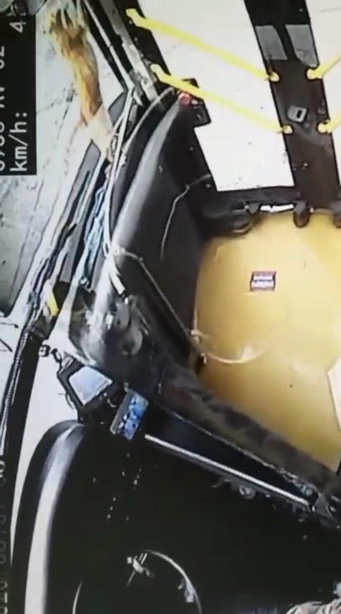 İstanbul'da otobüsün içinde, kafesinden kaçan kedinin o anları kamerada