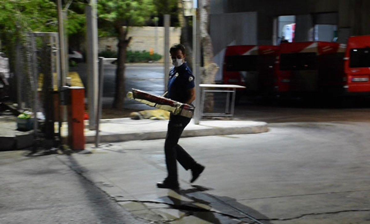İzmir'de paketteki havalı tüfek ateş aldı, kargo personeli karnından vuruldu