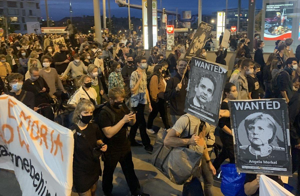 Almanya'da çadırları yanan mültecileri alın protestosu