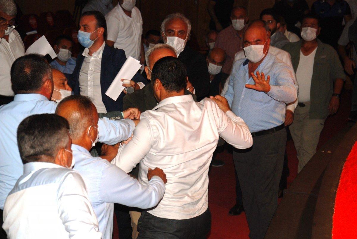 Adana Büyükşehir Belediye Meclisinde kavga çıktı