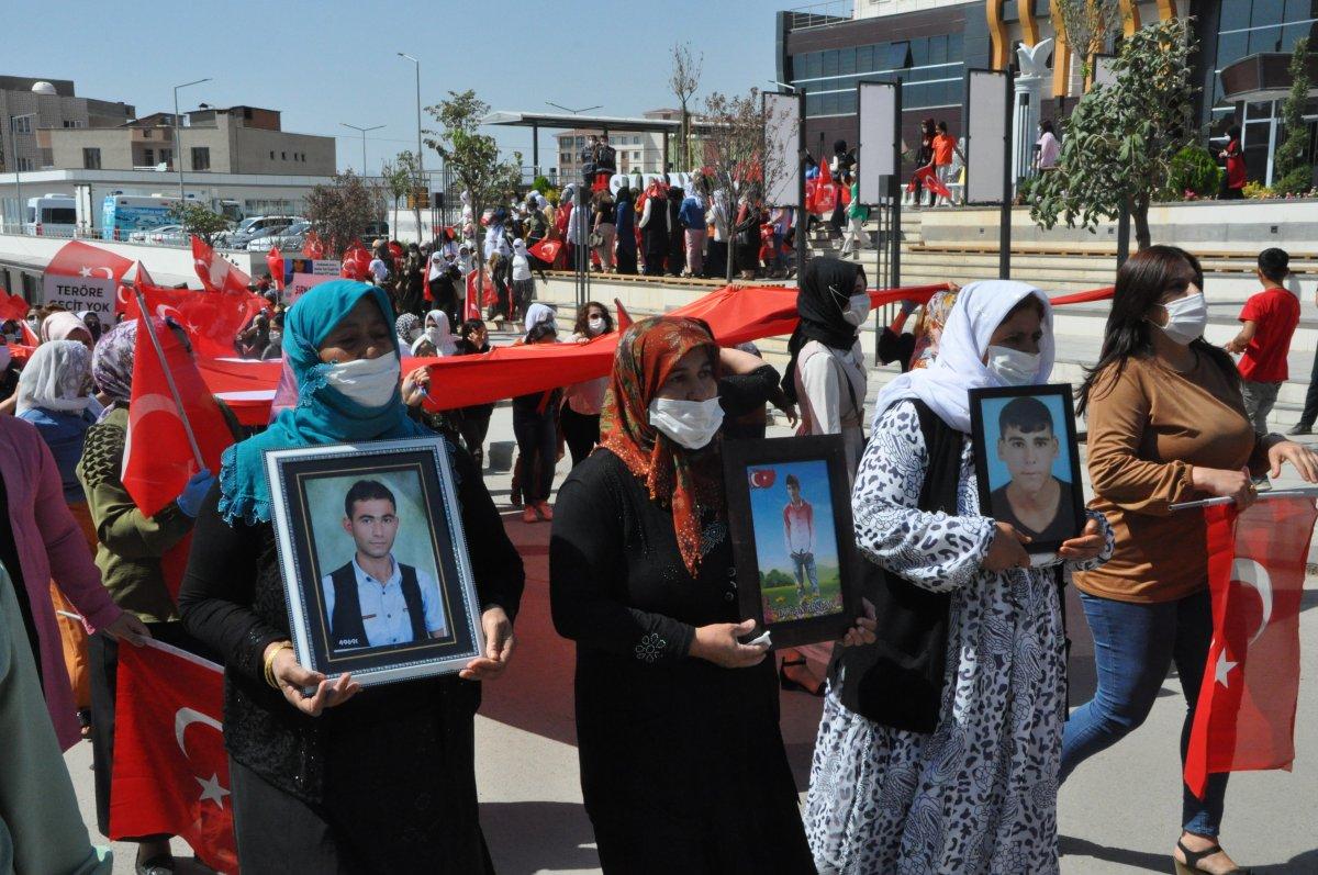 Şırnaklı kadınlar, HDP binasına yürüyerek kan ve gözyaşına ‘Edi bese’ dedi
