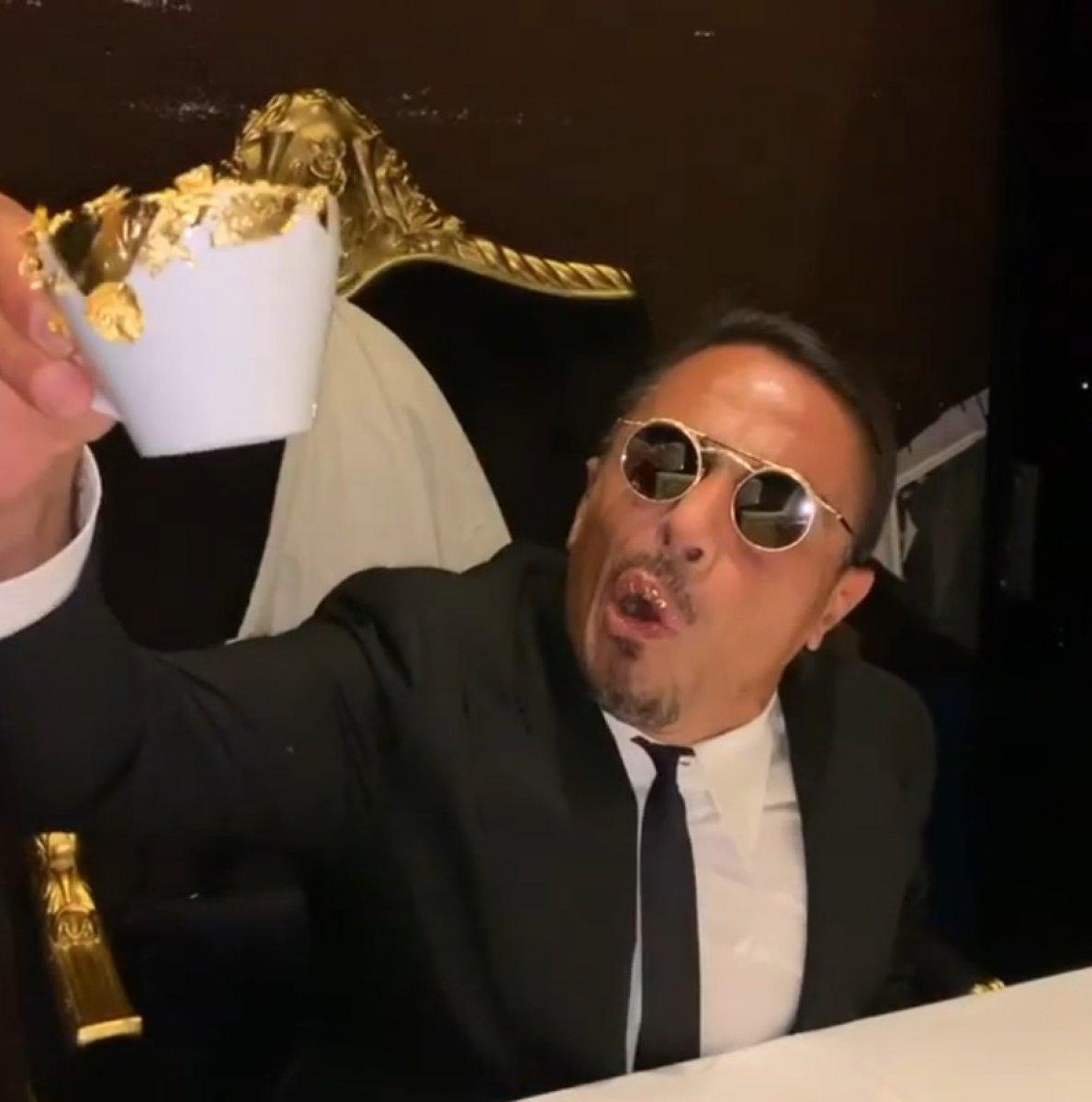 Nusret Cappuccino'ya altın serpiştirdi